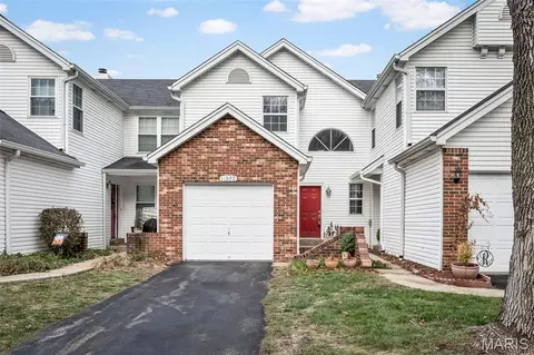 11920 Autumn Lakes Dr, Maryland Heights, MO 63043