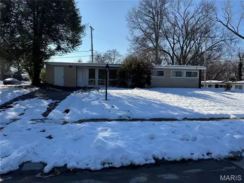 8330 Red Fir Dr, Berkeley, MO 63134