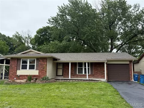 2286 Westglen Park Dr, Maryland Heights, MO 63043