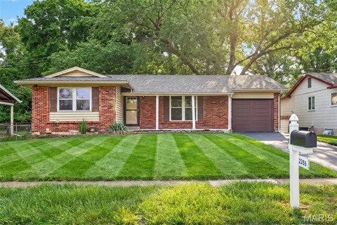2286 Westglen Park Dr, Maryland Heights, MO 63043