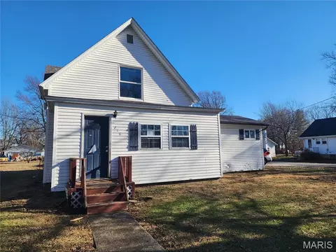 216 S Pine St, Stonington, IL 62567