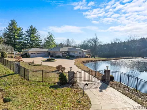 6414 Country Club Rd, Washington, MO 63090