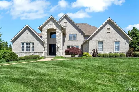 18239 Canyon Forest Ct, Chesterfield, MO 63005