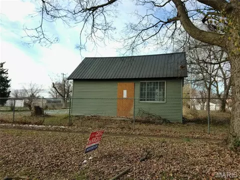 305 S Main St, Sandoval, IL 62882 photo 8