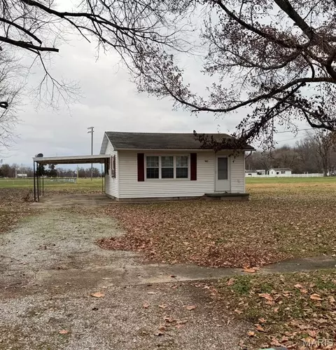 502 W Bond Ave, Patoka, IL 62875