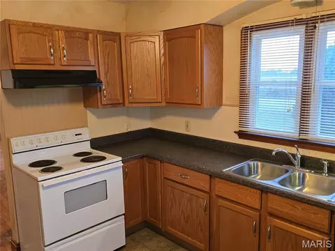 Kitchen - 19128 County Highway 24, Hoyleton, IL 62803 photo 1 of 2