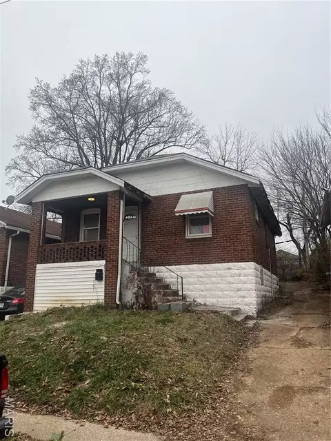 8327 Eton Pl, Saint Louis, MO 63136