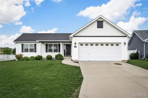 829 Warrior Ridge Dr, Warrenton, MO 63383