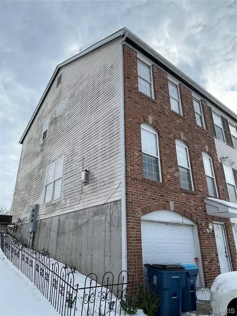 6 Robinson Circle Dr, Saint Louis, MO 63136