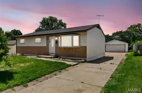 1075 Wycomb Dr, Florissant, MO 63033