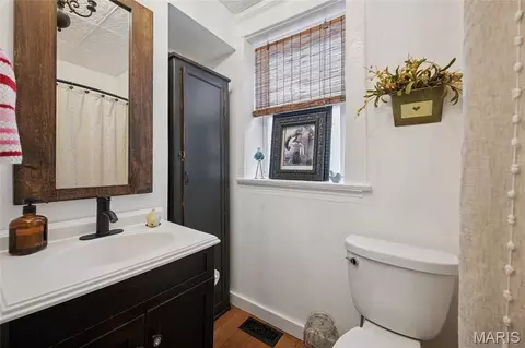 Bath - 4918 Gresham Ave, Saint Louis, MO 63109 photo 1 of 1