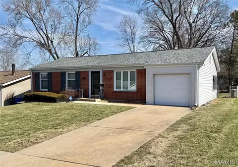 1320 Pepperhill Dr, Florissant, MO 63033