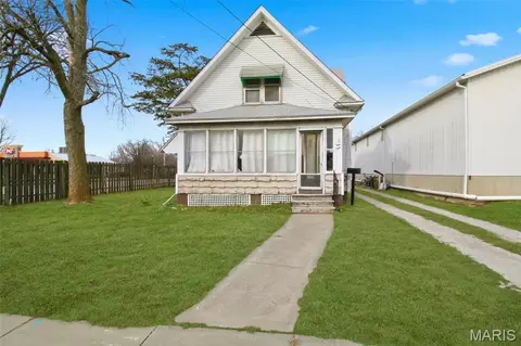 712 W Main St, Carlinville, IL 62626