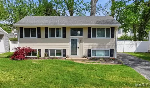 11959 Brookmont Dr, Maryland Heights, MO 63043