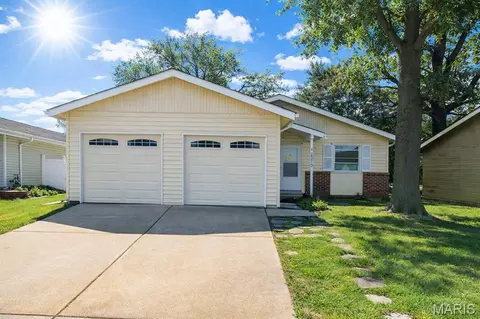 2575 Lindsay Ln, Florissant, MO 63031