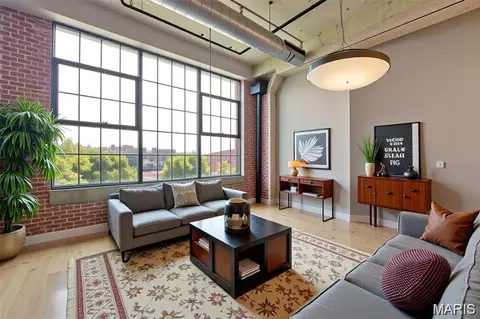 4100 Forest Park Ave #306, Saint Louis, MO 63108