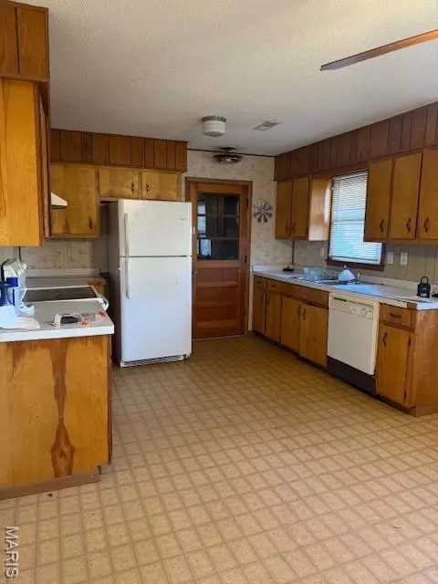 Kitchen - 113 Beth St, Licking, MO 65542 photo 2 of 2