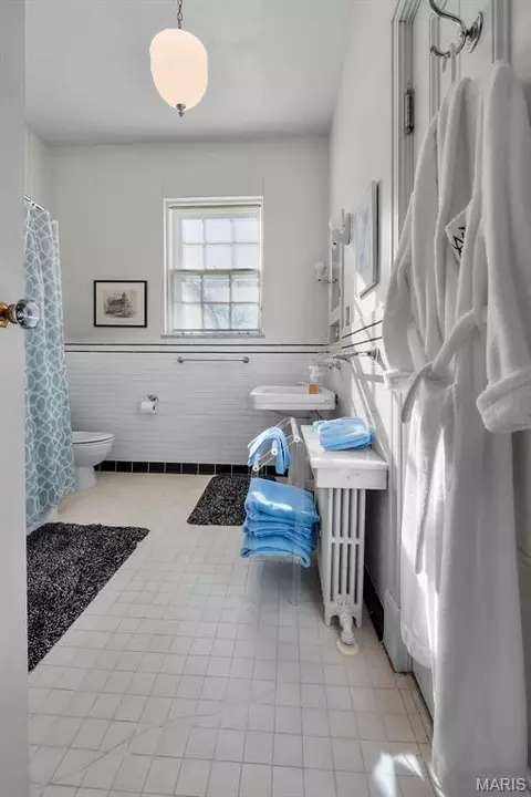 Bath - 718 State St, Chester, IL 62233 photo 9 of 11