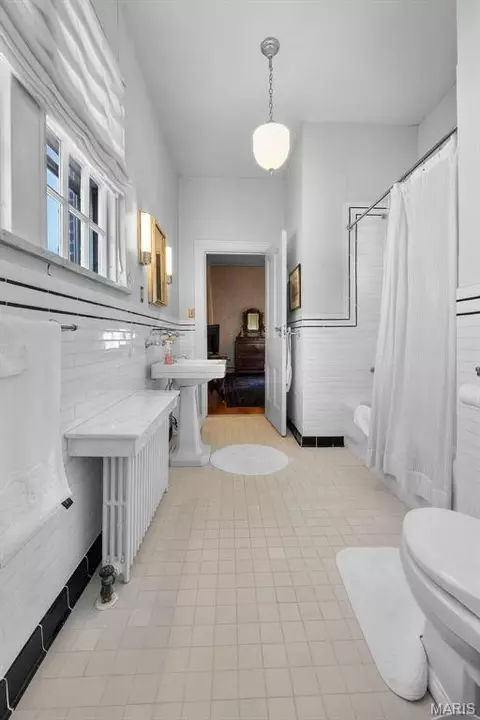 Bath - 718 State St, Chester, IL 62233 photo 6 of 11