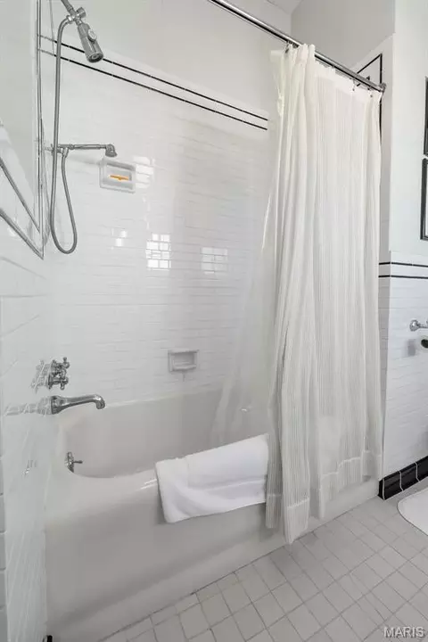 Bath - 718 State St, Chester, IL 62233 photo 8 of 11