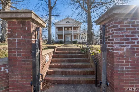 Exterior - 718 State St, Chester, IL 62233 photo 2 of 12