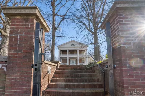 Exterior - 718 State St, Chester, IL 62233 photo 3 of 12