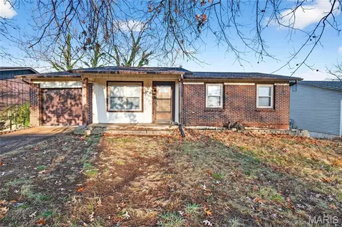 2715 Creekwood Manor Ln, Saint Louis, MO 63125