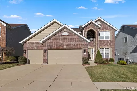 1389 Red Oak Plantation Dr, Ballwin, MO 63021