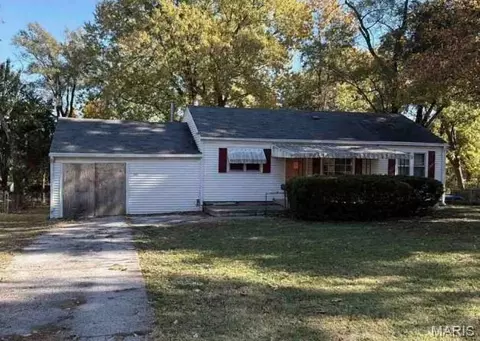 5925 Crescent Ave, Raytown, MO 64133