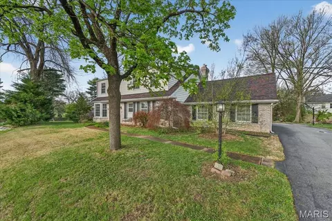 1 Glenkirk Ln, Glendale, MO 63122