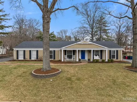 2046 Willow Leaf Dr, Saint Louis, MO 63131