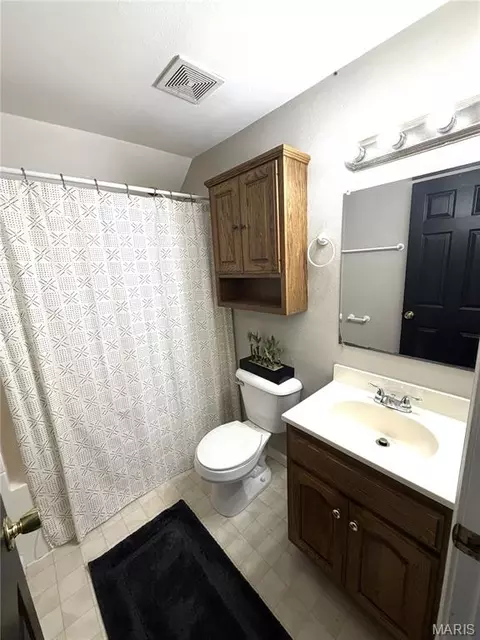 Bath - 725 Lee, Belleville, IL 62221 photo 2 of 2