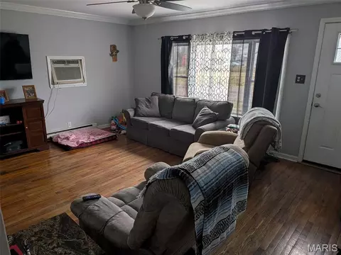 Living - 812 Raymond St, Sullivan, MO 63080 photo 1 of 3