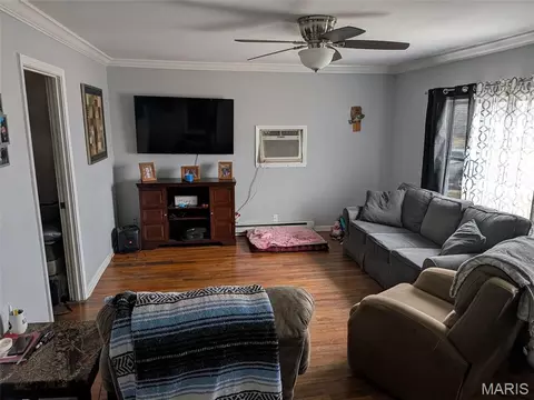 Living - 812 Raymond St, Sullivan, MO 63080 photo 2 of 3