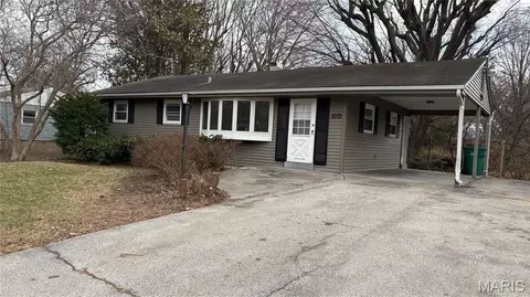 1072 Prigge Rd, Saint Louis, MO 63138