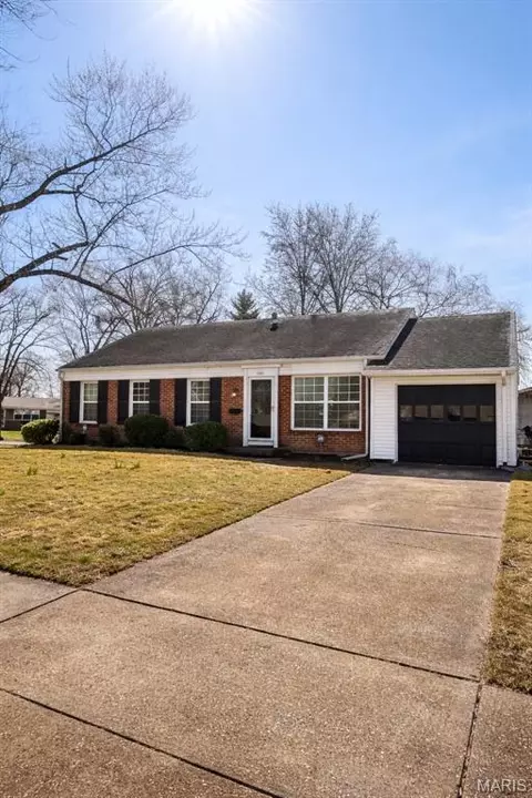 1280 Old York Dr, Florissant, MO 63033