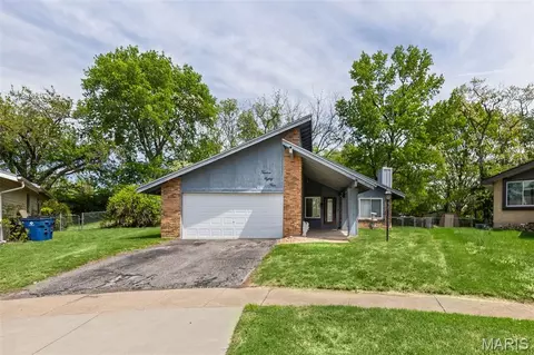 1284 Kew Gardens Dr, Florissant, MO 63031