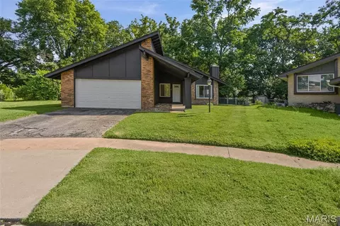 1284 Kew Gardens Dr, Florissant, MO 63031