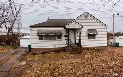 7401 Haywood Dr, Hanley Hills, MO 63133