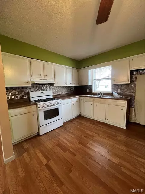 Kitchen - 404 Moore St, Dexter, MO 63841 photo 1 of 2