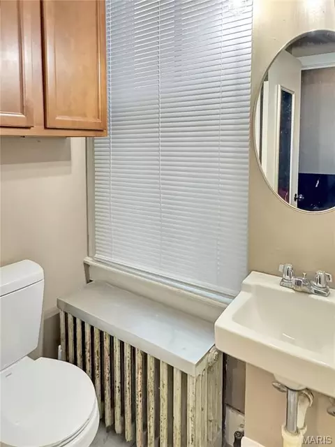 Bath - 405 Cedar St, Washington, MO 63090 photo 1 of 4
