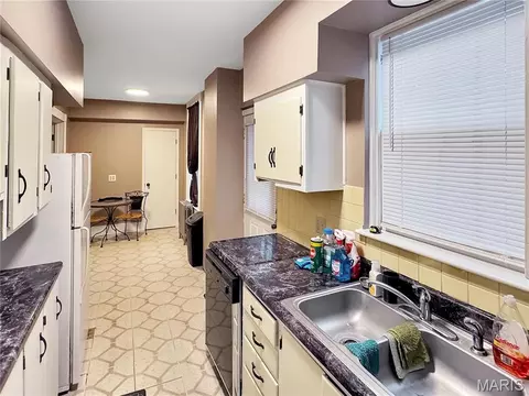 Kitchen - 405 Cedar St, Washington, MO 63090 photo 2 of 2