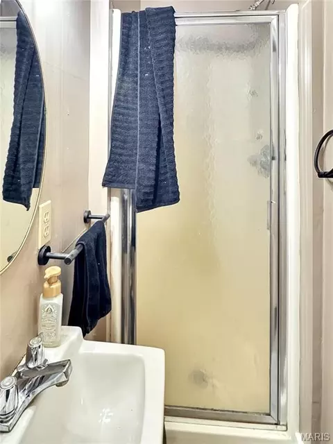 Bath - 405 Cedar St, Washington, MO 63090 photo 2 of 4
