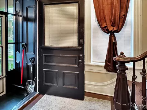 Entry Way - 405 Cedar St, Washington, MO 63090 photo 4 of 11