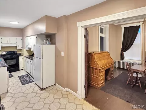 Entry Way - 405 Cedar St, Washington, MO 63090 photo 2 of 11