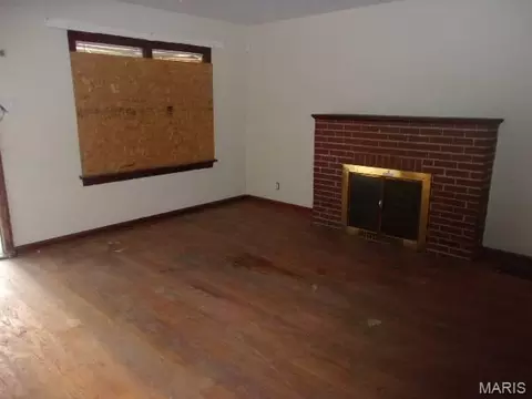 Living - 9920 Diamond Dr, Saint Louis, MO 63137 photo 2 of 7