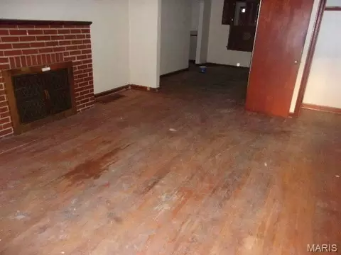 Living - 9920 Diamond Dr, Saint Louis, MO 63137 photo 5 of 7