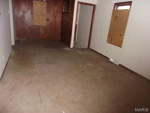 Living - 9920 Diamond Dr, Saint Louis, MO 63137 photo 4 of 7