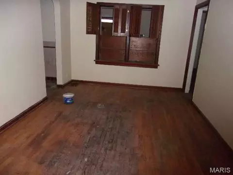 Living - 9920 Diamond Dr, Saint Louis, MO 63137 photo 3 of 7