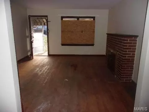Living - 9920 Diamond Dr, Saint Louis, MO 63137 photo 6 of 7